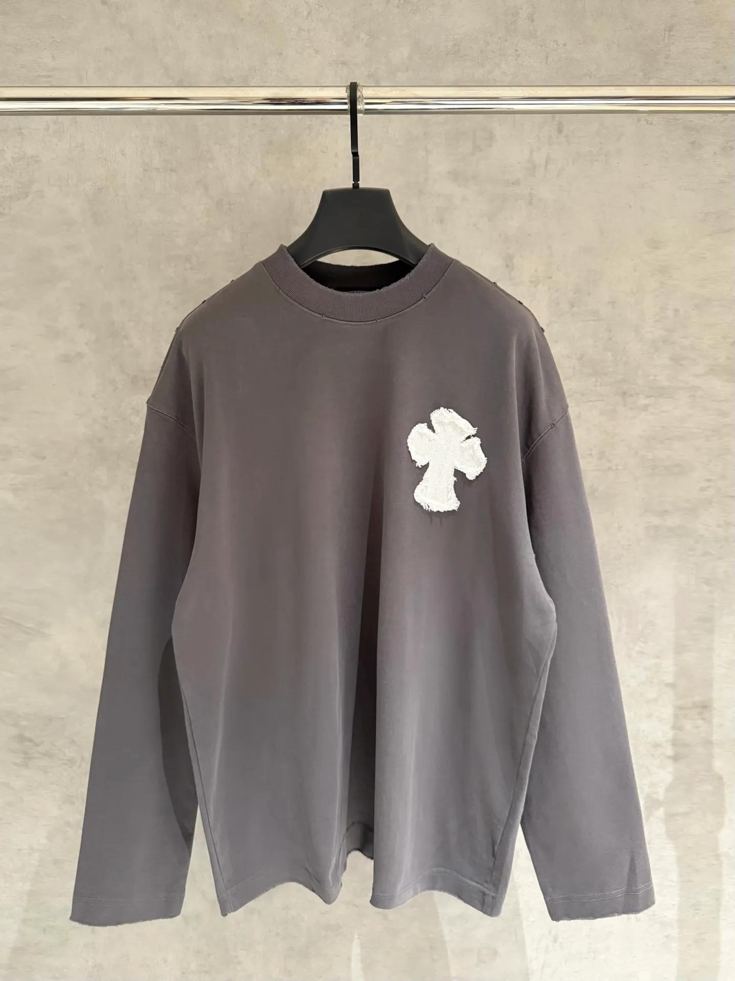 🅿️350 [Strict quality control] CH Croixin's new long-sleeved sweatshirt T-shirt. Heavy 420g double yarn fabric. Wash the whole garment twice. Frayed and torn on all four sides. Heavy fabric. The neckline is made of icy Solona. Loose fit. Deep, wide and stylish. No deformation or shrinkage. Color: 3 colors, black, white and gray. Size: M-2xl